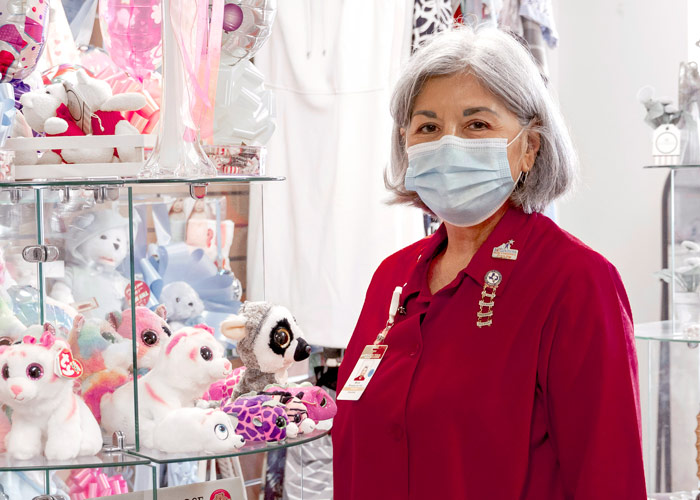 Mujer de voluntariado en la tienda de regalos