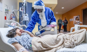 Michael Irvin giving a gift to a patient