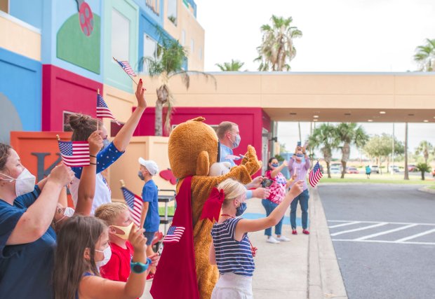 Los niños del South Texas Health System se asocian con el Truck Club local y la ciudad de Edinburg para el desfile especial del 4 de julio