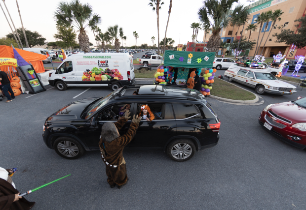 Chewbacca reparte dulces para el evento Trick-or-Treating de STHS Children's, Edinburg, Texas