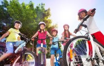 Un grupo de niños andando en bicicleta en un día de verano.