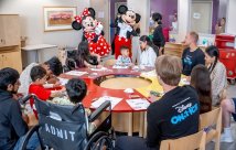 Personal de Mickey, Minnie y Disney on Ice visitando a pacientes de STHS Children's
