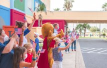 Los niños del South Texas Health System se asocian con el Truck Club local y la ciudad de Edinburg para el desfile especial del 4 de julio