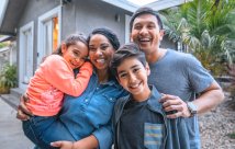 Una madre y un padre con su hija y su hijo.