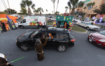 Chewbacca reparte dulces para el evento Trick-or-Treating de STHS Children's, Edinburg, Texas