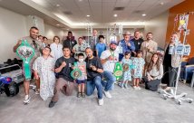 Los boxeadores del RGV posando con los pacientes del Hospital Infantil STHS sosteniendo sus cinturones de campeonato.